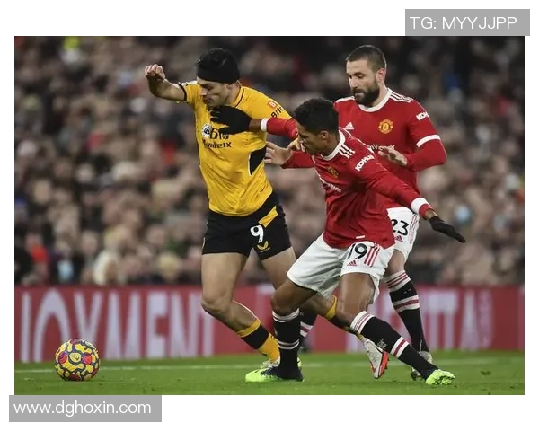 狼队迎战曼彻斯特联展现英超激烈对抗的精彩时刻